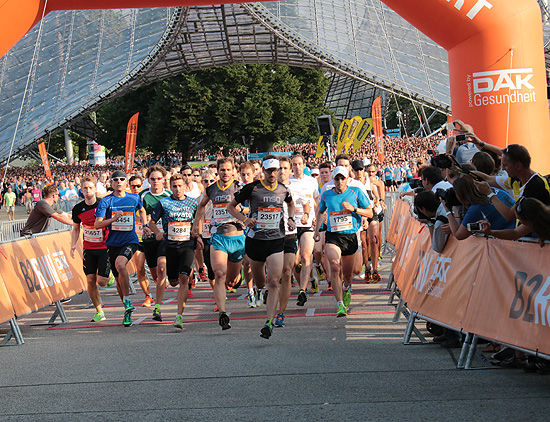 Start wieder auf Der Brücke beim b2run 2015 (Foto: Martin Schmitz)